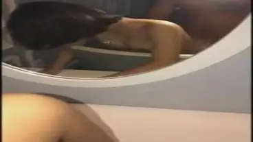 Gadis Cantik Pasrah Posisi Doggy Kasur Cermin