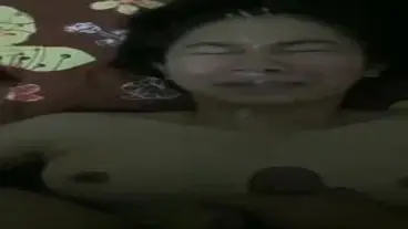 Gadis Cantik Pasrah Servis Kasur Crot Mulut