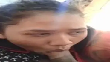 Gadis Pelayan Cantik Pasrah Servis Kasur