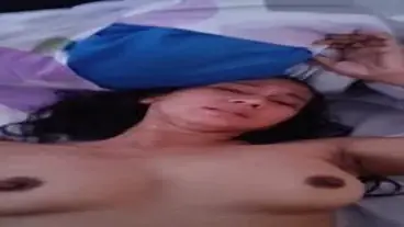 Tante Cantik Pasrah Goyang Kasur Bareng Pria