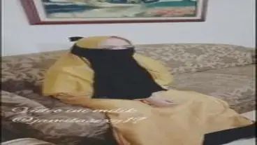 Ukhti Hijab Kuning Cantik Bersantai Di Kasur
